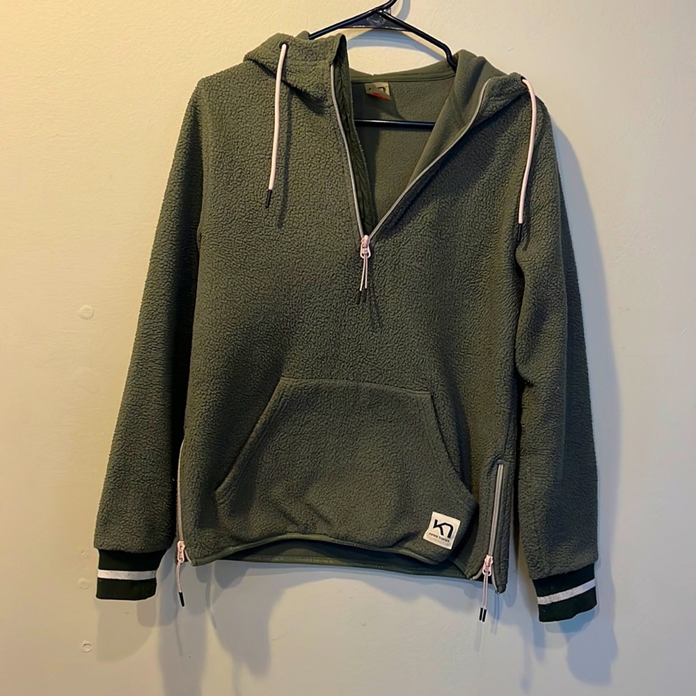 Green hooded small sweater